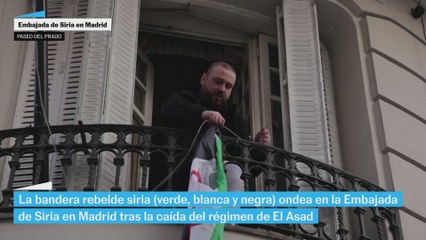 La bandera rebelde siria ondea en la Embajada de Siria en Madrid