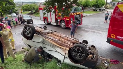 Colisão seguida de capotamento é registrada no Jardim Clarito