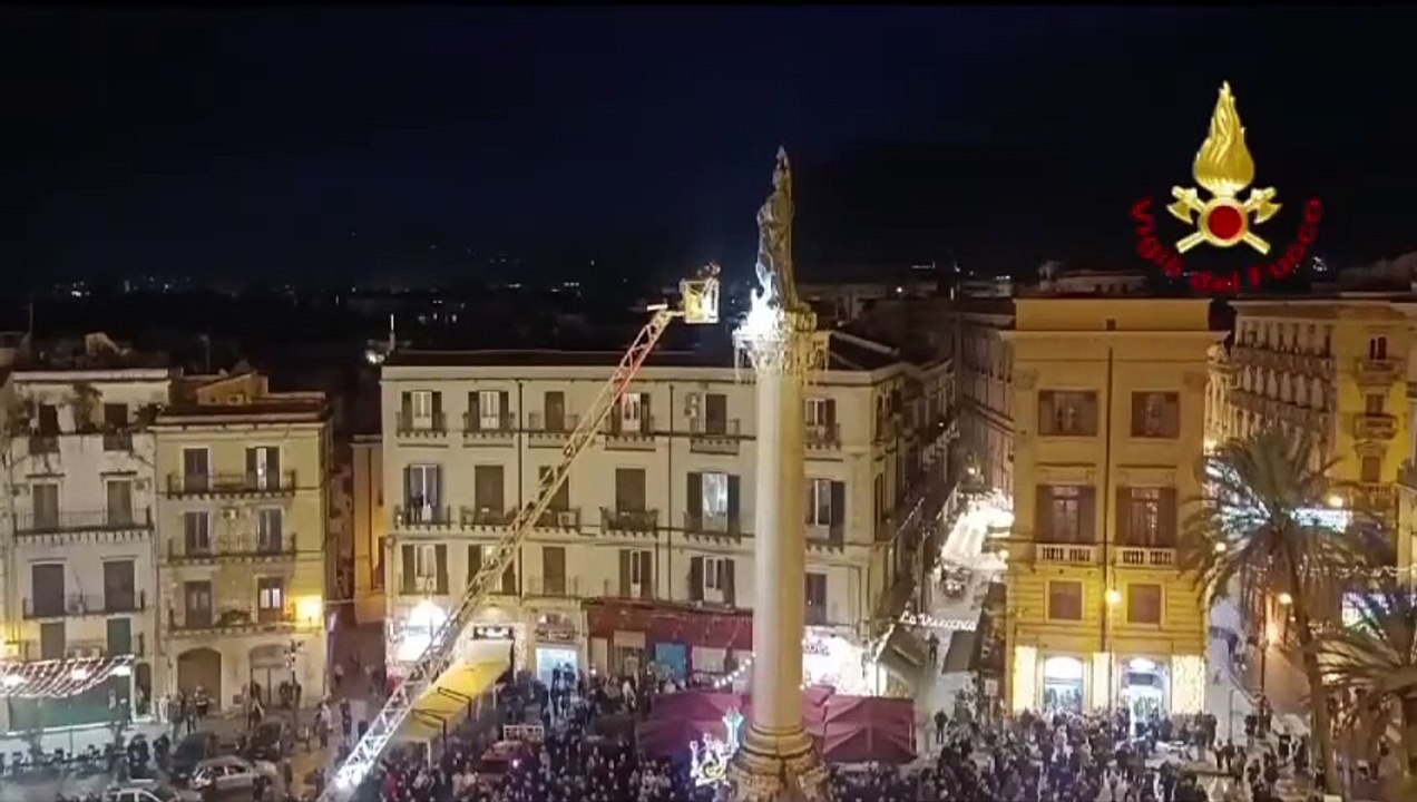 Palermo, l'omaggio dei vigili del fuoco all'Immacolata