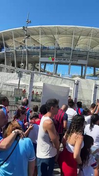 Torcedores reclamam de demora para abertura dos portões