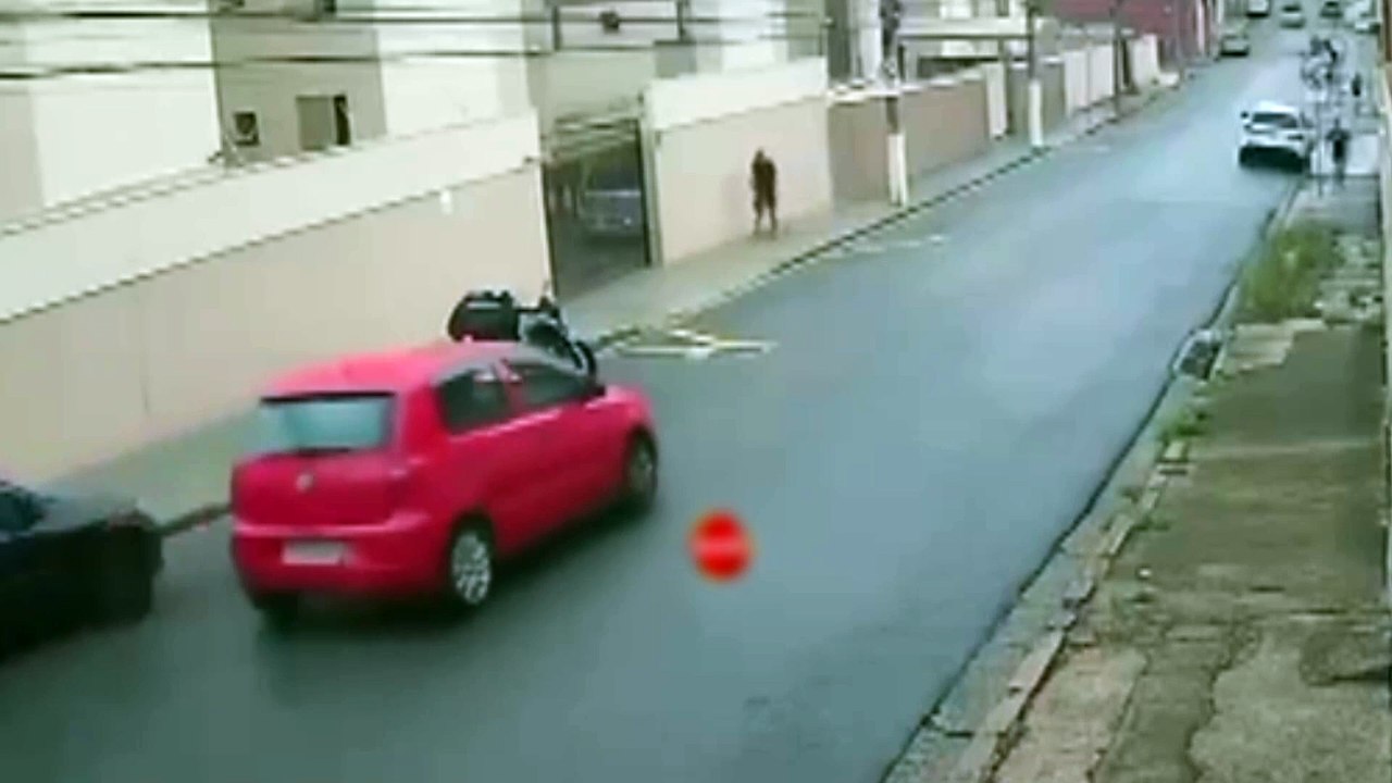 Dupla usa pedaço de madeira para roubar motoboy