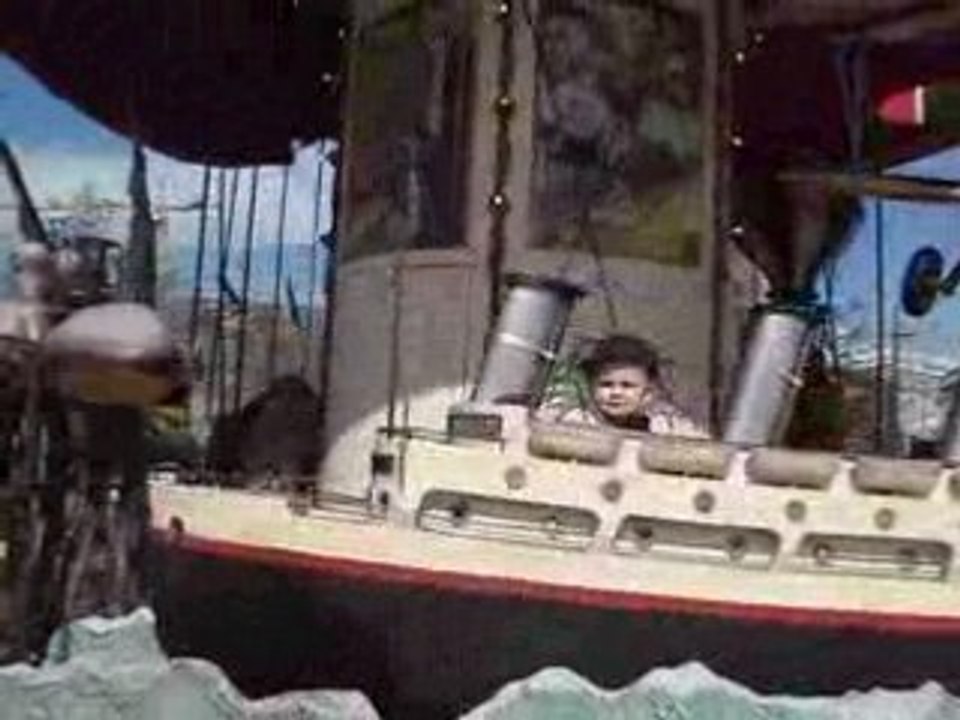 Ethan sur le manège de l'ile de nantes