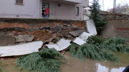 Çekmeköy’de sağanak yağış nedeniyle istinat duvarı çöktü