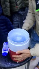 Ce commerçant de Bordj Bou Arreridj teste ses vestes imperméables avec des mélanges de plus en plus fou !