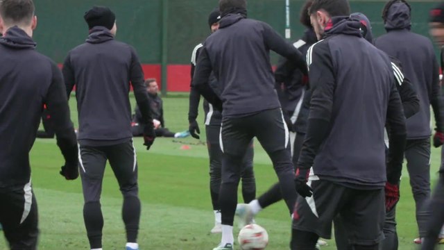 Ruben Amorim oversees Manchester Utd training