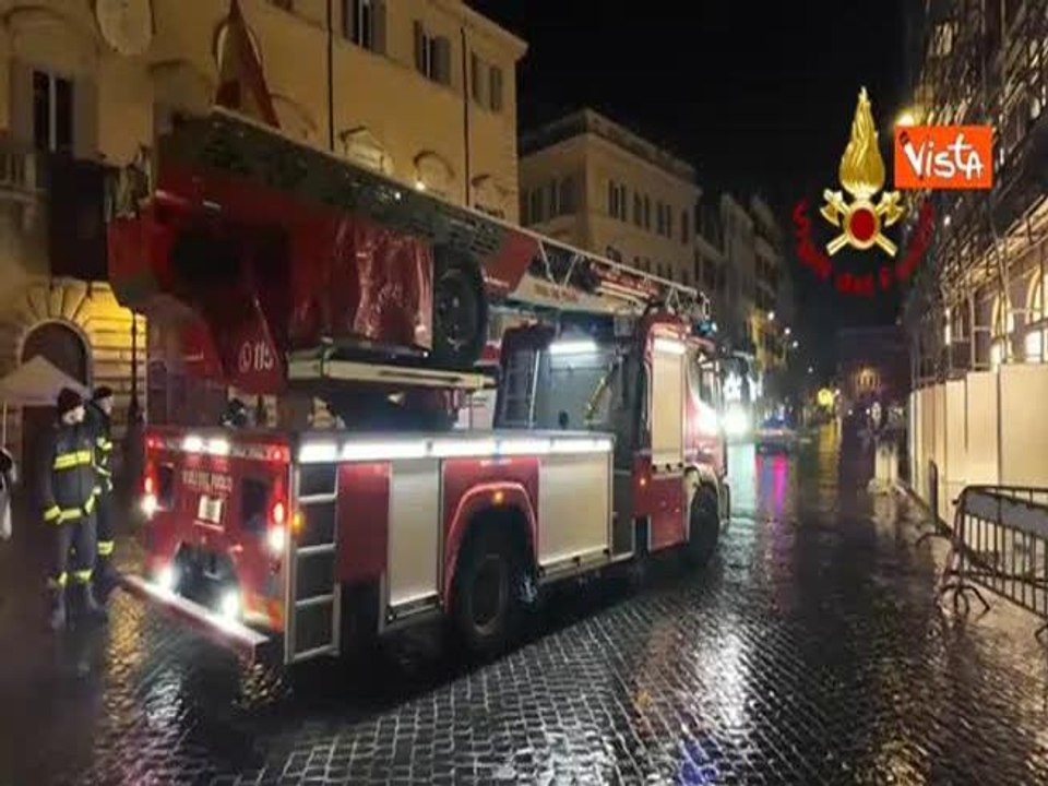 Omaggio alla Madonna dell’Immacolata dai Vigili del Fuoco, una corona di fiori tra le sue braccia