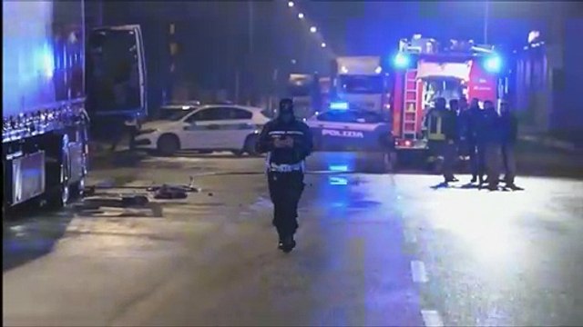 Morto nel tir in fiamme a Milano: sul posto i vigili del fuoco