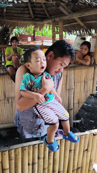 Gihadla-hadla si Isaiah sa iyang Papa