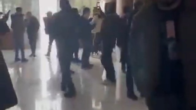 Decenas de sirios saquean la residencia de Bashar al Asad