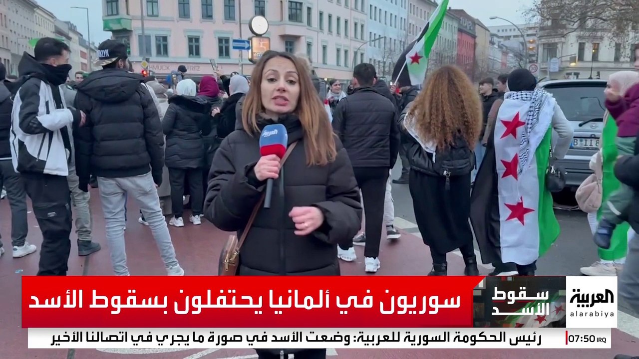 سوريون يجتمعون بالآلاف للاحتفال بسقوط نظام بشار الأسد