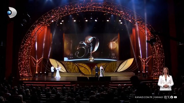 Pantene Altın Kelebek'de bir ilk! Alper Rende ödül alırken sevgilisi Betül Çakmak'a evlilik teklifi etti