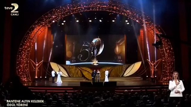 Ödülünü alan ünlü fenomenden sahnede ağlatan evlenme teklifi