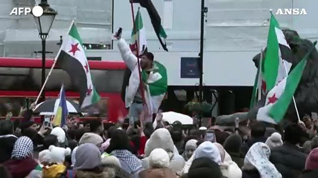 Siria, i festeggiamenti a Londra e Stoccolma per la caduta di Assad