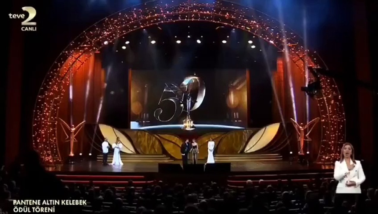 Pantene Altın Kelebek'te bir ilk! Alper Rende ödül alırken sevgilisi Betül Çakmak'a evlilik teklifi etti