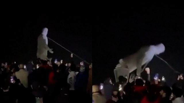 Manifestantes sirios derriban una estatua del padre de Al Assad en la ciudad sitia de Homs
