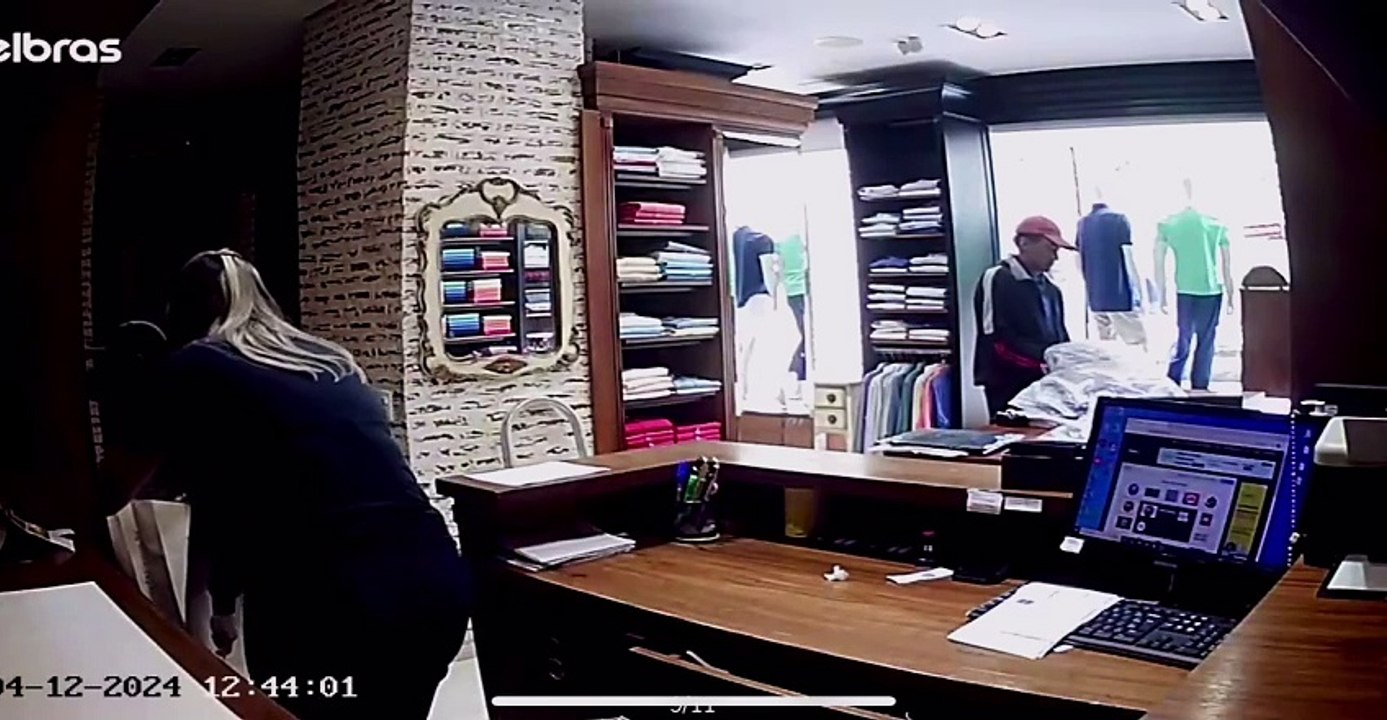 Video: “¡Cálmate, respira!” le dijo un ladrón a su víctima que se desmayó