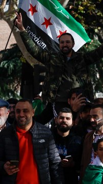 Refugiados sirios celebran el fin del régimen frente a la embajada en Madrid