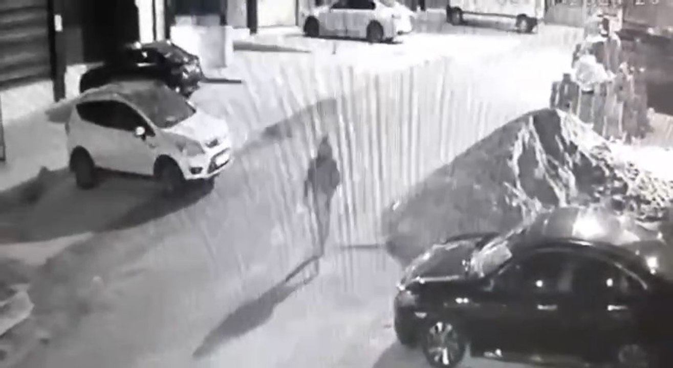 Eski erkek arkadaş, ayrıldığı sevgilisi ve yanındaki arkadaşını kurşunladı