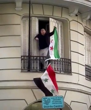 Bandera de la oposición Siria se izó en la embajada de Moscú tras la caída de Bashar Al Assad