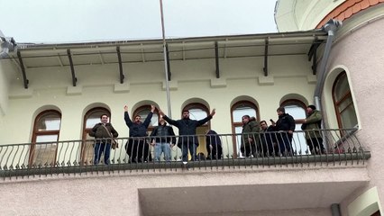 Embaixada síria em Moscou hasteia bandeira da oposição; Kremlin não confirma presença de Assad