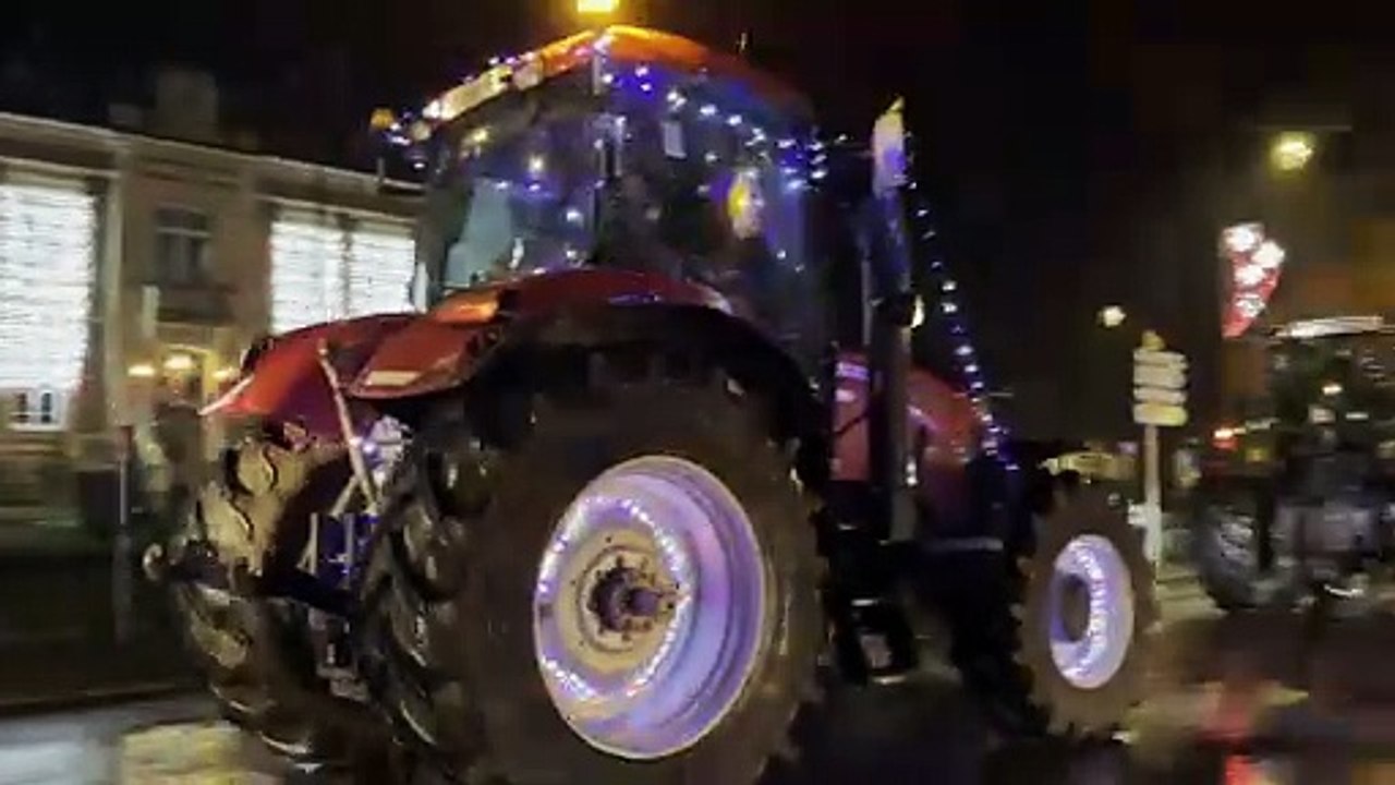 Défilé de Noël des Jeunes Agriculteurs avec leurs tracteurs illuminés