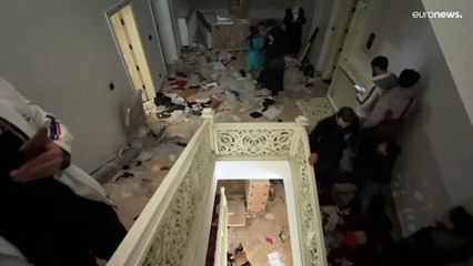 من قصر مهيب إلى غنائم وأطلال.. الفصل الأخير من حقبة الأسد