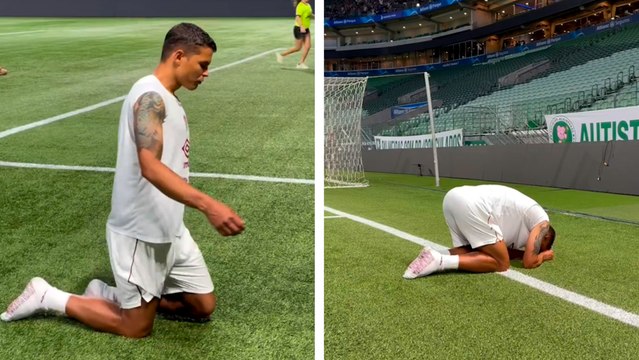 Thiago Silva cruzando de rodillas la cancha tras haber salvado del descenso a su amado Fluminense