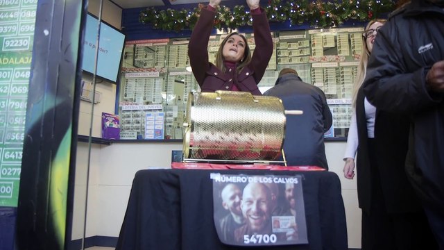 Administración de lotería sortea décimos entre calvos para devolverles la suerte repartida