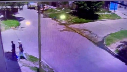 Una cámara de seguridad registró el momento en el que los dos ladrones huyen con el auto