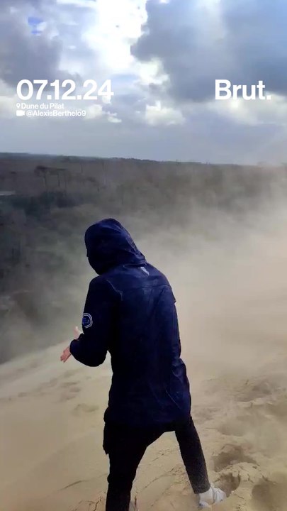 Les impressionnantes rafales de vent au sommet de la dune du Pilat.