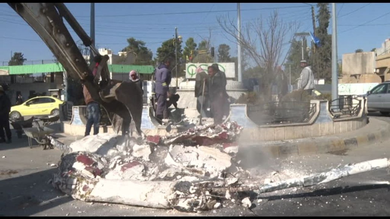 Siria, i curdi abbattono una statua di Hafez al-Assad