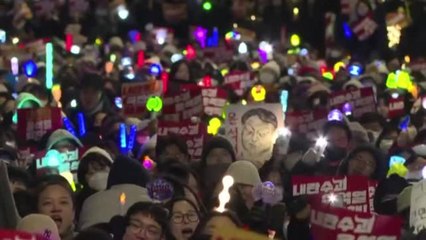 Sud Corea, la protesta pacifica e colorata contro il presidente Yoon
