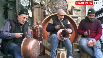 Suriyeli bakırcı ustası ve çocukları, mesleğe ülkelerinde devam edecek