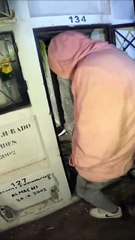 Video: ¡Perturbador! Cadáveres apilados estaban en un cuarto de un cementerio