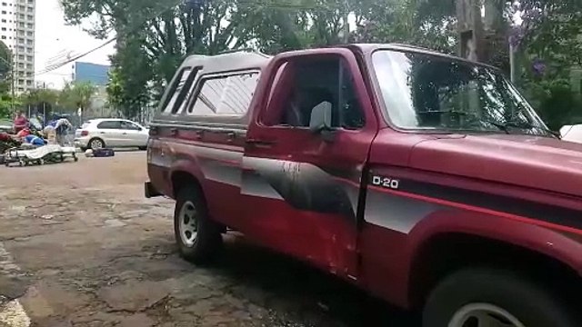 Colisão entre caminhonete e duas motos deixa motociclistas feridos no Centro