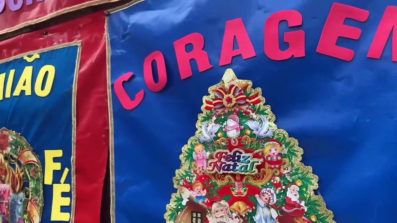 No início da pandemia um grupo de voluntários passou a se encontrar todas as segundas-feiras para fazer marmitas as pessoas que estavam em situação de vulnerabilidade social nas ruas de São Vicente e as crianças da Comunidade do Dique das Caixetas no Jock