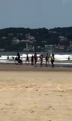 Bandido de bicicleta rouba boné de banhista em praia de Guarujá; VÍDEO