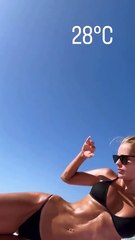 Yasmin Brunet curte praia no Rio