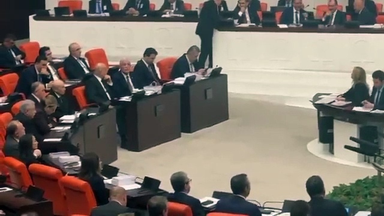 Devlet Bahçeli, Genel Kurul'da konuşan Tuncer Bakırhan’ı alkışladı