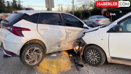 Kocaeli'de İki Otomobil Çarpıştı: 3 Yaralı