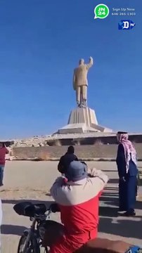 La estatua más grande de Hafez Assad en Siria es derribada mientras enormes multitudes celebran_1