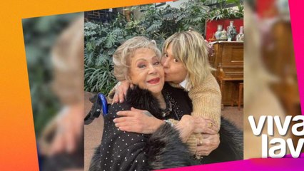 Alejandra Guzmán llora durante concierto al recordar a su mamá