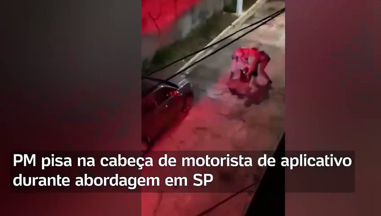 Vídeo mostra PM pisando na cabeça de motorista de aplicativo