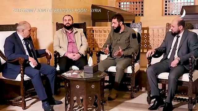 Líder dos rebeldes sírios se reúne com ex-premiê para 'coordenar transição de poder'