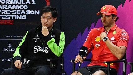 Carlos Sainz sorprende al cumplir insólita apuesta con Zhou