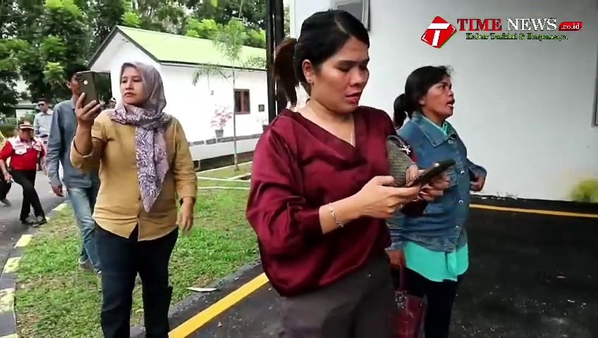 SIDANG PRAPID - KELUARGA NANGIS HISTERIS SAKSI UTAMA DIANCAM OKNUM JAKSA