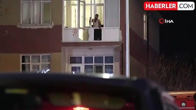 Bunalıma girip polise direnen şahıs evinin camlarını kırıp sokağa fırlattı