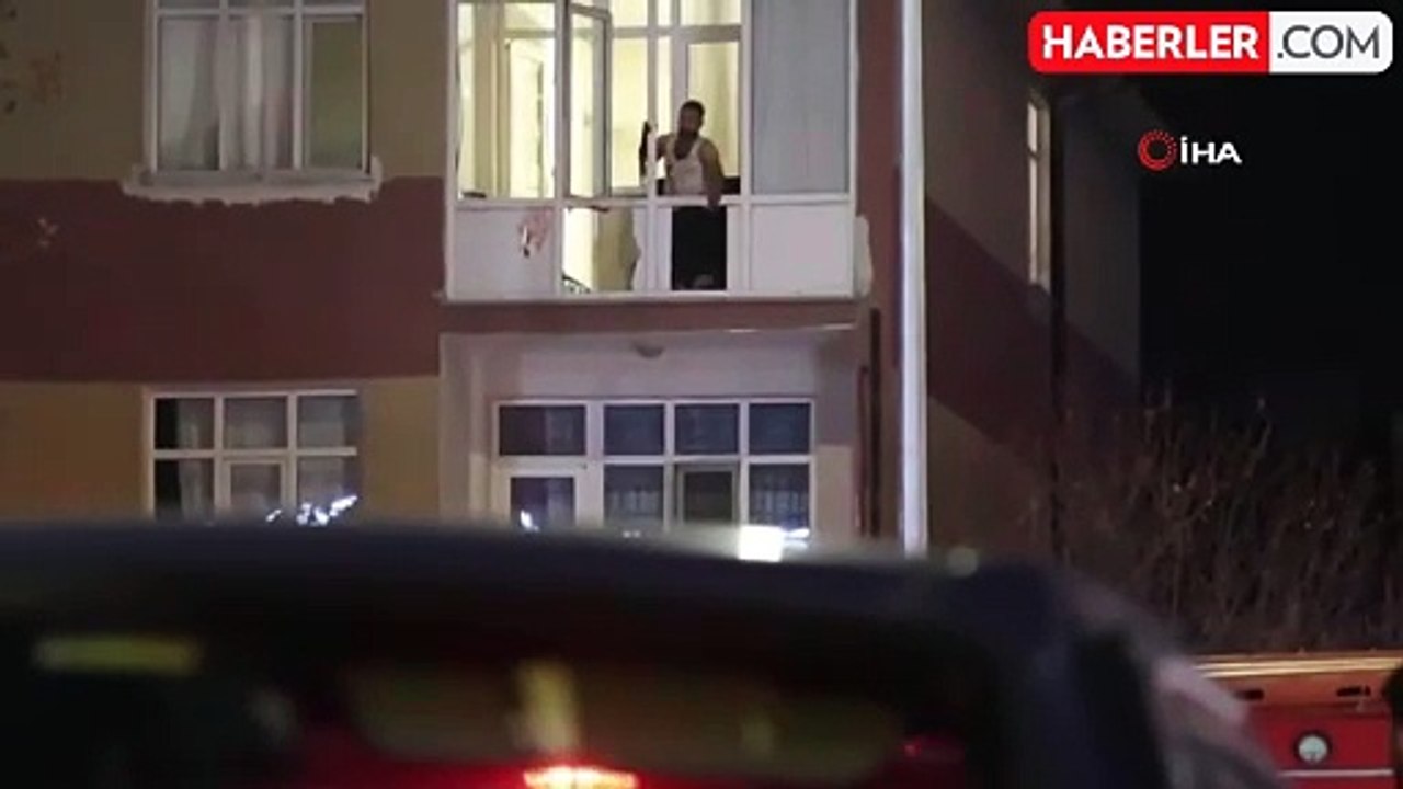Bunalıma girip polise direnen şahıs evinin camlarını kırıp sokağa fırlattı