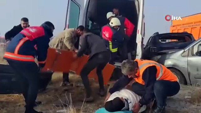 Aynı noktada peş peşe 2 zincirleme kaza: Ortalık savaş alanına döndü