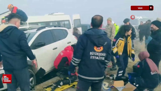 Van'da otomobil, zincirleme kaza yapan araçların arasına daldı